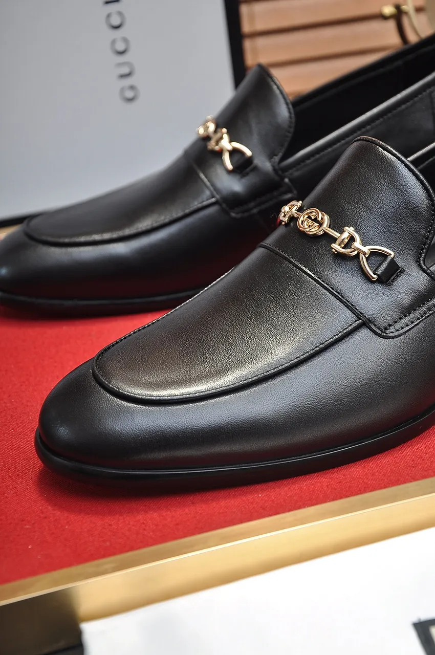Men's shoes💰500💶Italy's top luxury men's shoe giant (GUCCI) (Gucci) (full cowhide lining) new arrival🍃Original European style🔰 Pleasant to the eye😍In order to make the shoes more durable and non-deformable🌀The production continues to follow traditional methods but there is still no lack of innovation💪Choose original sheepskin for the leather♻️ Smooth and natural And extra bright ⭐Made of imported cowhide, the first choice of rich people 38-45 (45 customized)
